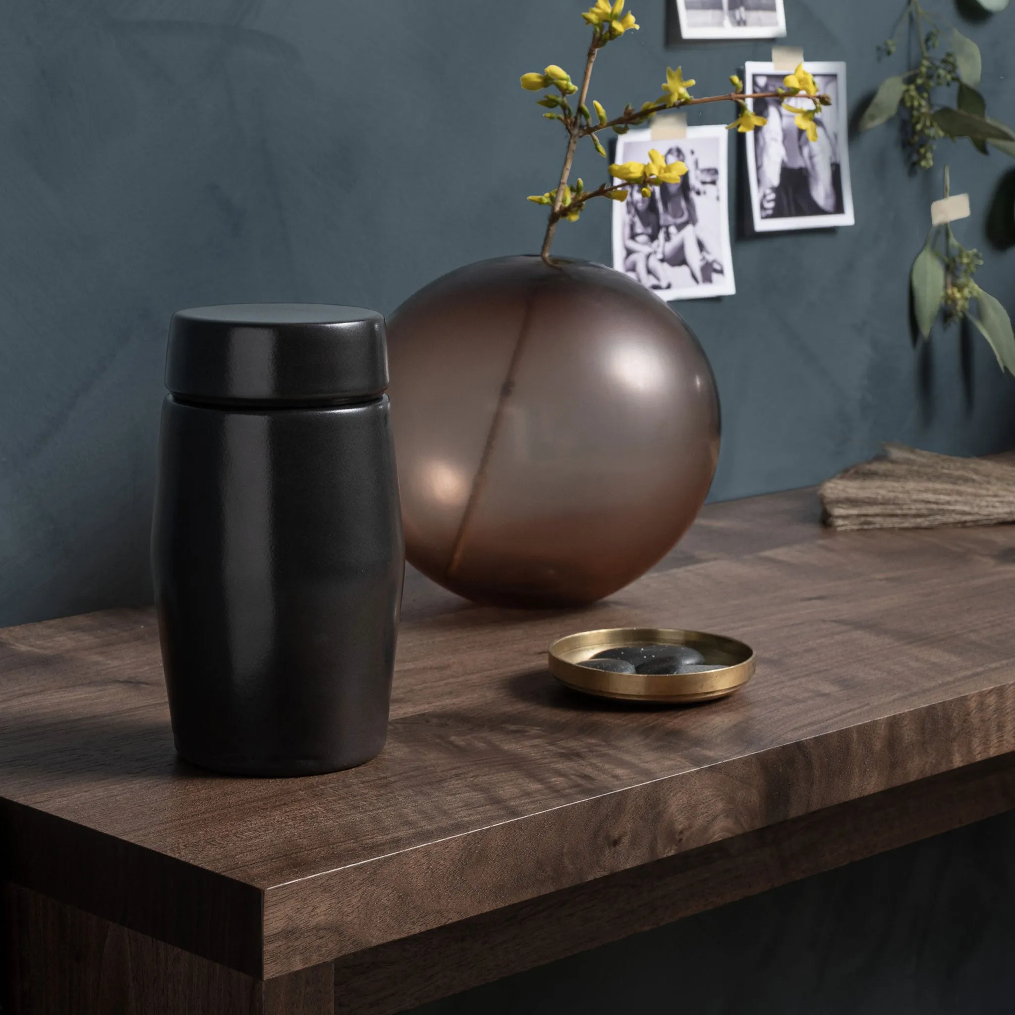 The Epoch Urn in Black